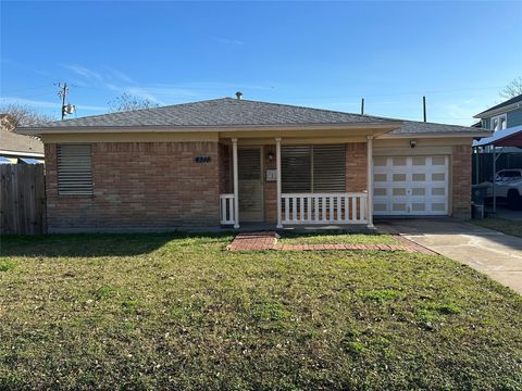 Photo of 4511 Avenue R 1/2, Galveston, TX 77551 (MLS # 86668528)