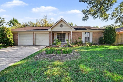 Homes For Sale - 415 Morningside Drive<br/> Friendswood, TX 77546