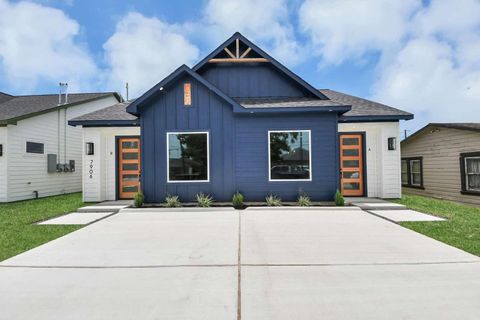 Photo of 7906 Gladstone Street, Houston, TX 77051 (MLS # 21973885)