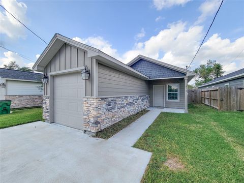 Photo of 216 W Live Oak Street, Angleton, TX 77515 (MLS # 38894393)
