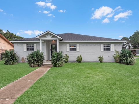 Photo of 904 Kimmons Drive, Alvin, TX 77511 (MLS # 37395033)