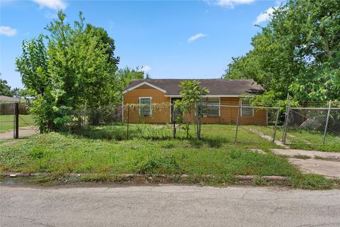 Photo of 5238 Pershing Street, Houston, TX 77033 (MLS # 28606985)