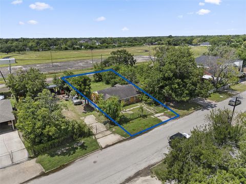 Photo of 5238 Pershing Street, Houston, TX 77033 (MLS # 28606985)