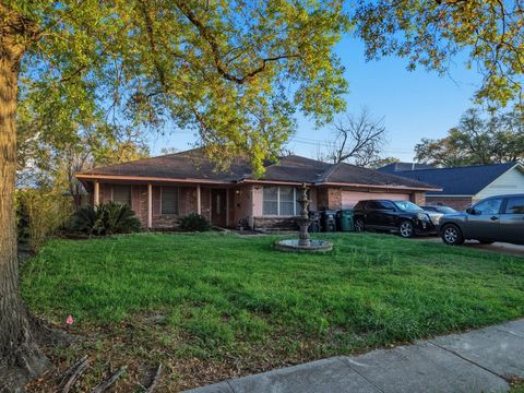 Photo of 9765 Westview Drive, Houston, TX 77055 (MLS # 98901592)