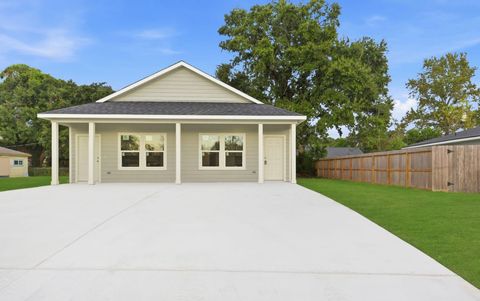 Photo of 2521 Maple Avenue #2521A, Liberty, TX 77575 (MLS # 92882963)