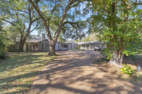 Photo of 102 W Caldwood Drive, Beaumont, TX 77707 (MLS # 87820813)