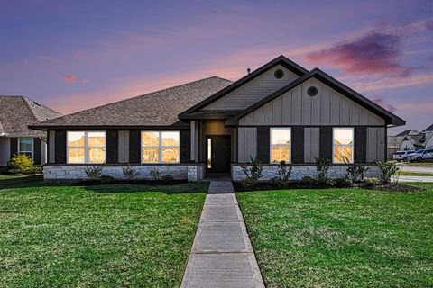 Photo of 18 Gemstone Court, Angleton, TX 77515 (MLS # 46219178)