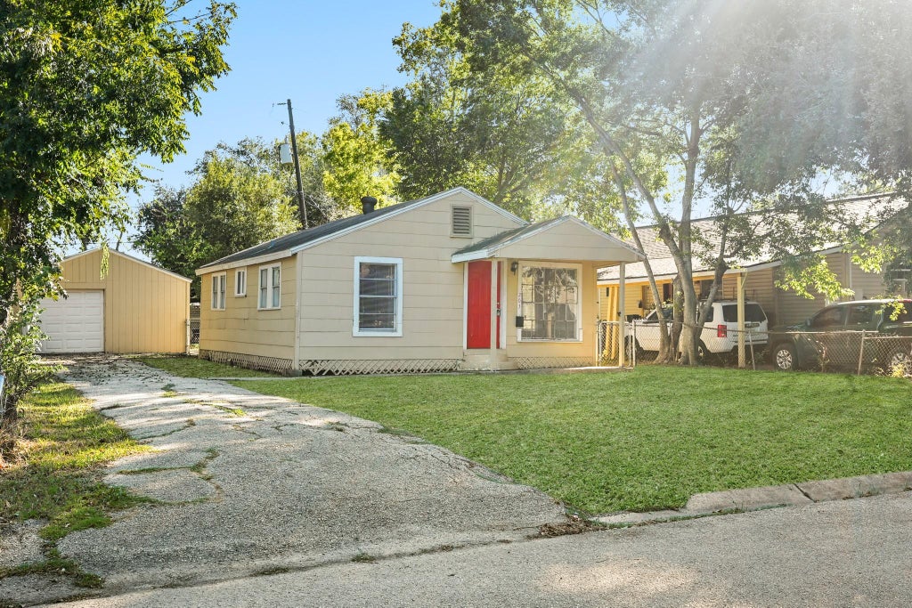 Photo of 203 W Hart Avenue, Pasadena, TX 77506 (MLS # 96023330)