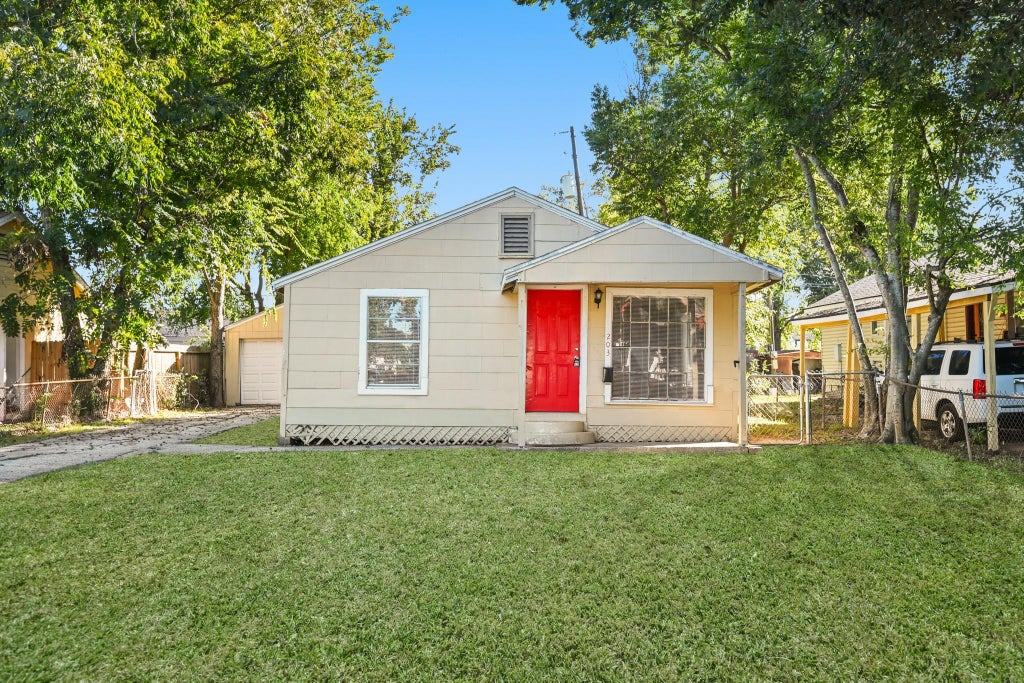 Photo of 203 W Hart Avenue, Pasadena, TX 77506 (MLS # 96023330)