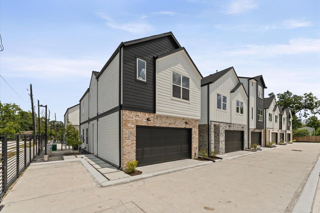 Photo of 4752 Martin Hill Street, Houston, TX 77018 (MLS # 10958483)