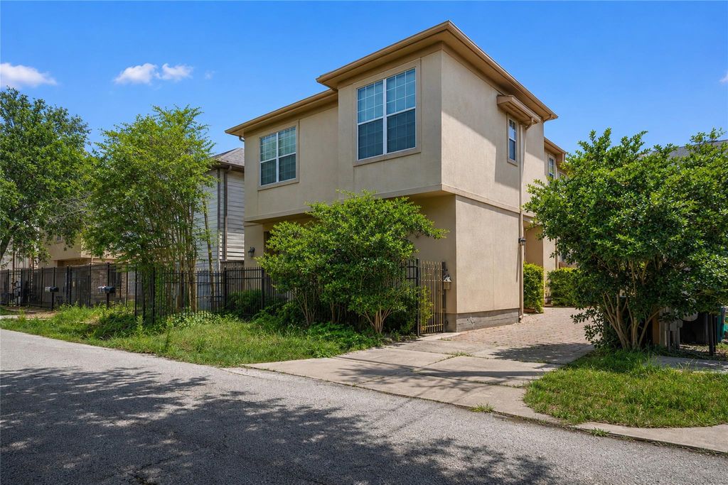 Photo of 5949 Kiam Street Street, Houston, TX 77007 (MLS # 47346337)
