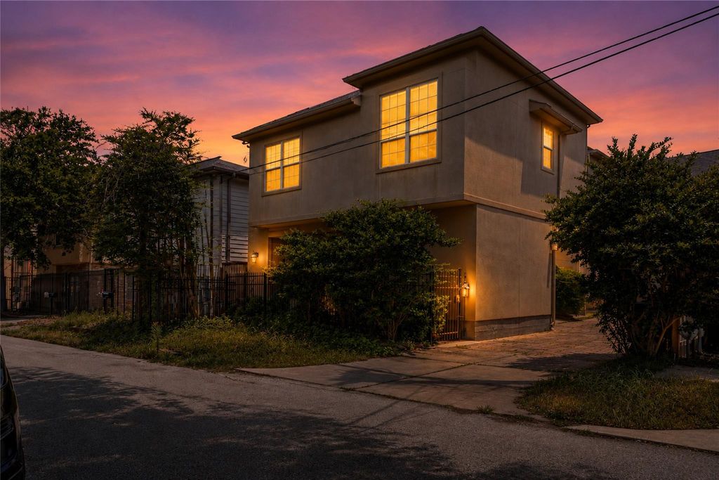 Photo of 5949 Kiam Street Street, Houston, TX 77007 (MLS # 47346337)
