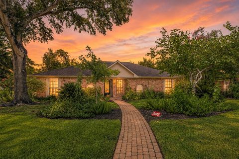 Photo of 2003 Richvale Lane, Houston, TX 77062 (MLS # 26156217)