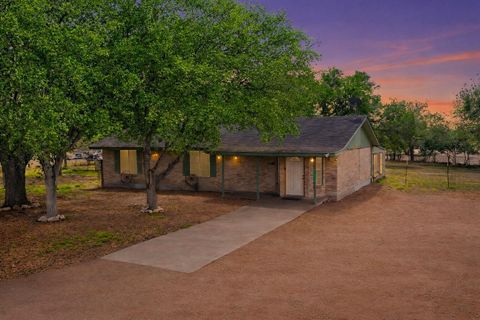 Photo of 2802 Comanche Street, Beeville, TX 78102 (MLS # 73557039)