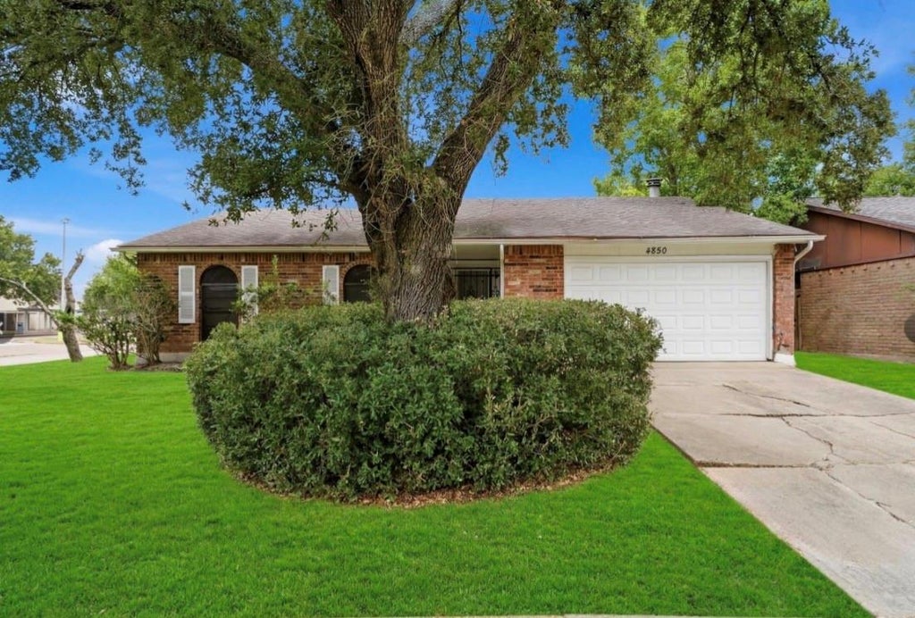 Photo of 4850 Raven Ridge Dr DR, Houston, TX 77053 (MLS # 72929753)