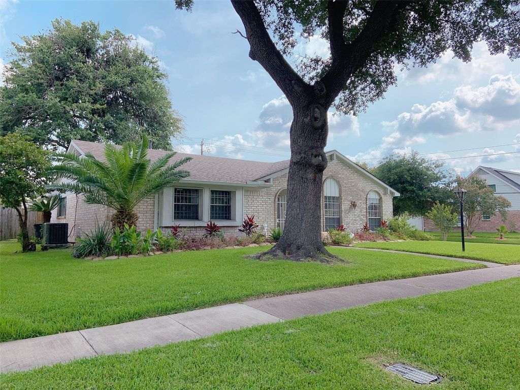 Photo of 8902 Sharpview Drive, Houston, TX 77036 (MLS # 92244814)