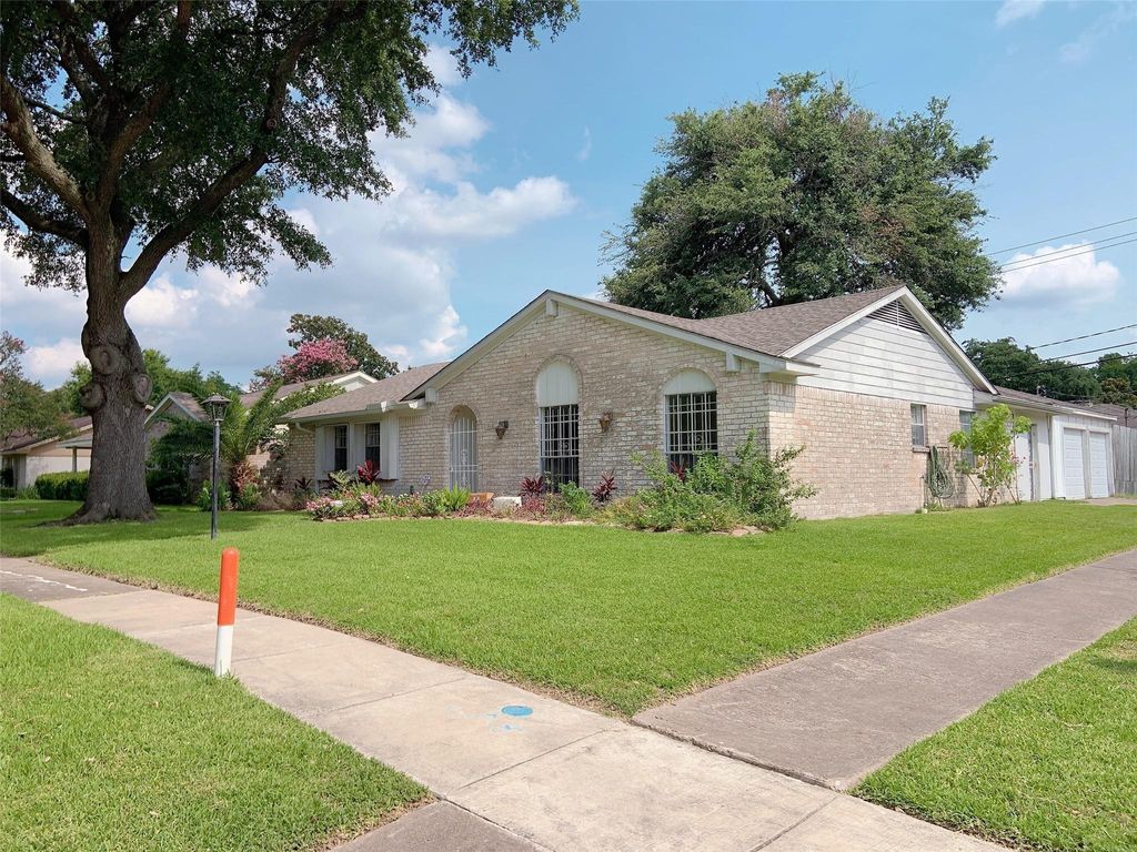 Photo of 8902 Sharpview Drive, Houston, TX 77036 (MLS # 92244814)