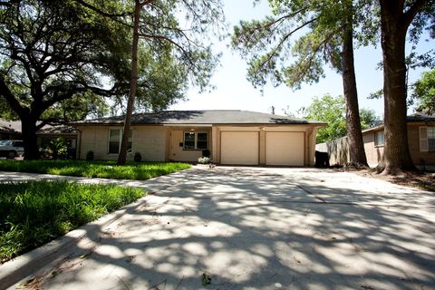 Photo of 938 Shawnee Street, Houston, TX 77034 (MLS # 70032326)