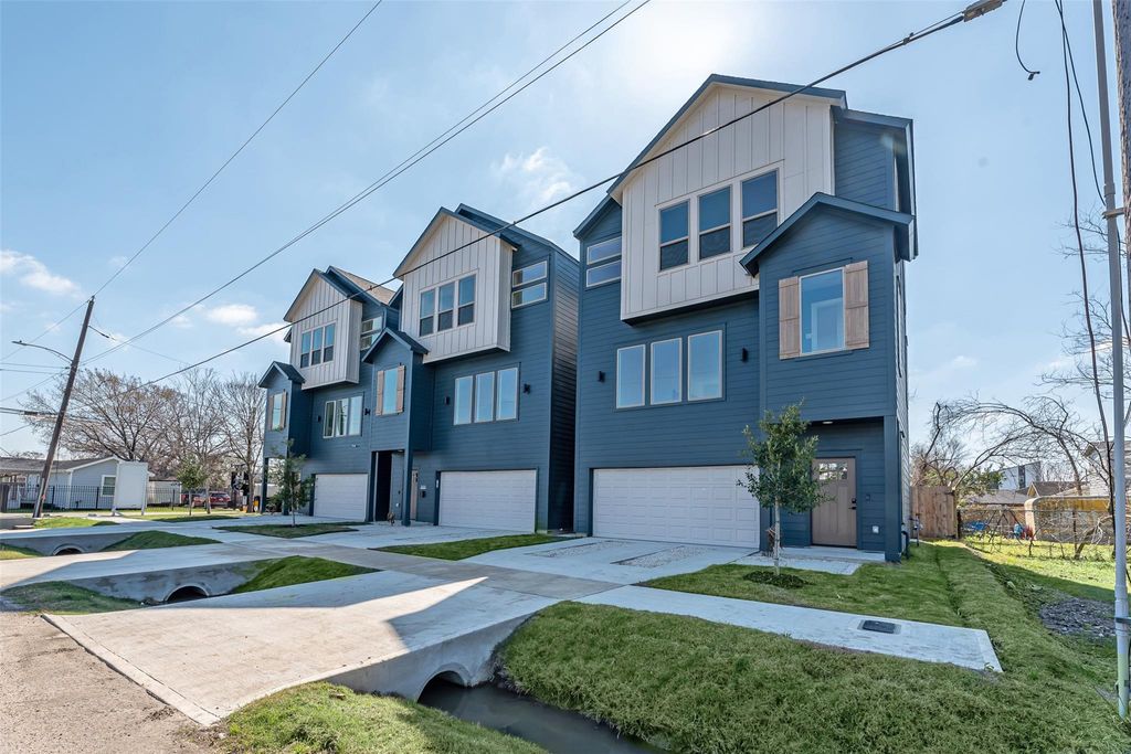 Photo of 2318 Mills Street, Houston, TX 77026 (MLS # 88437171)