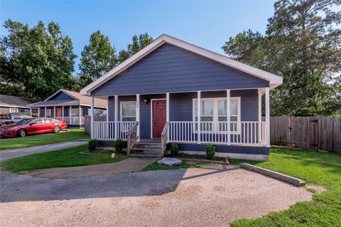 Photo of 138 Varsity Drive, Huntsville, TX 77340 (MLS # 79379792)