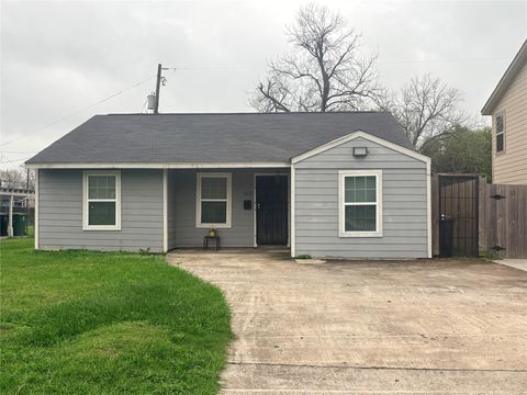 Photo of 5510 Chennault Road, Houston, TX 77033 (MLS # 38390681)