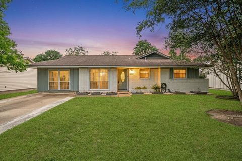 Photo of 2707 Droxford Drive, Houston, TX 77008 (MLS # 47136531)