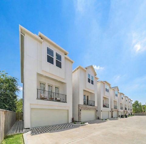 Photo of 2116 Bello Amanecer Lane, Houston, TX 77055 (MLS # 71870019)