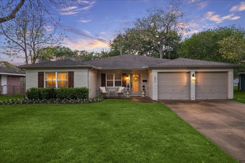 Photo of 606 Kyle Street, Sugar Land, TX 77478 (MLS # 6865210)