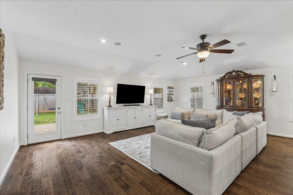 Photo of 606 Kyle Street, Sugar Land, TX 77478 (MLS # 6865210)