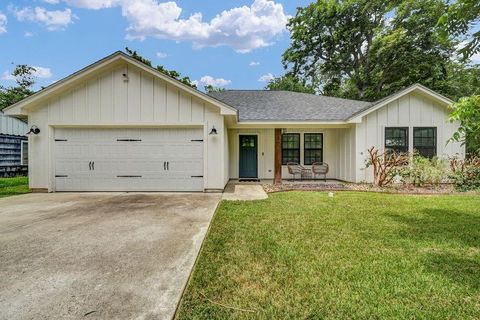 Photo of 206 Southern Oaks Drive, Lake Jackson, TX 77566 (MLS # 62820610)