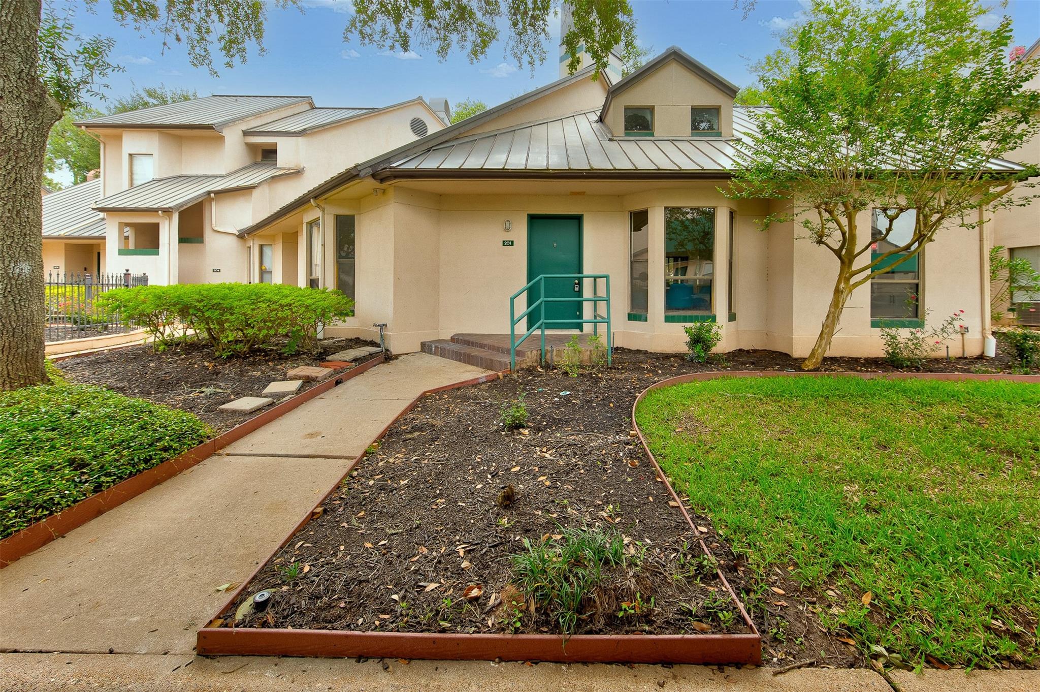 4144 Greystone Way 201