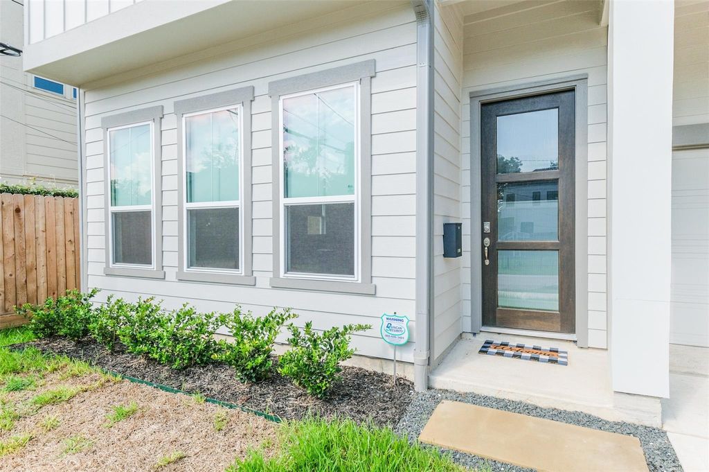 Photo of 307 Parker Street, Houston, TX 77007 (MLS # 9990893)