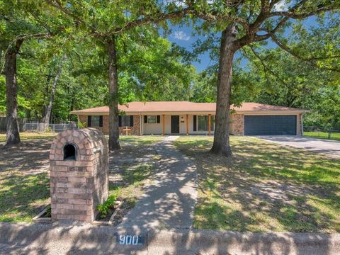 Photo of 900 Edgewood Circle, Lufkin, TX 75904 (MLS # 971828)