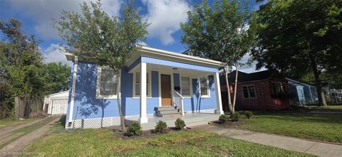 Photo of 2827 Robertson Street, Houston, TX 77009 (MLS # 34606851)