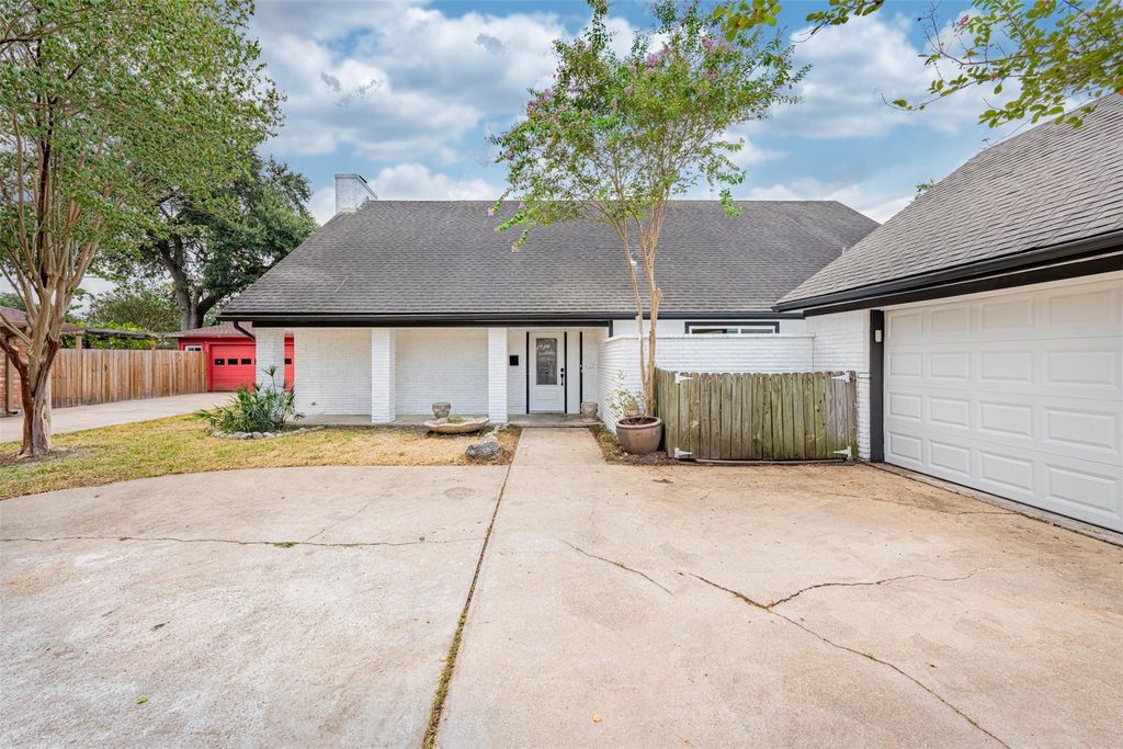 Photo of 6215 Portal Drive, Houston, TX 77096 (MLS # 68919702)