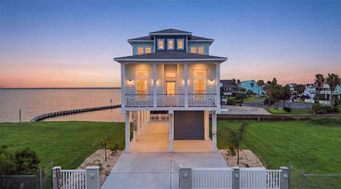 Photo of 107 Gulf Drive, Tiki Island, TX 77554 (MLS # 14034091)