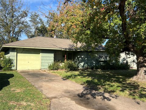 Photo of 6410 Thornwall Street, Houston, TX 77092 (MLS # 97529010)
