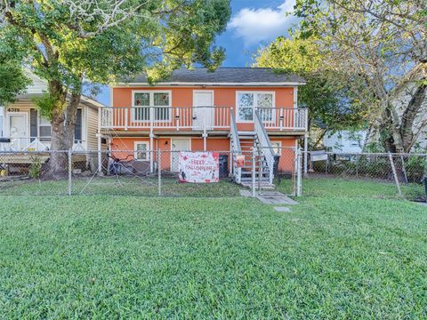 Photo of 4323 Avenue R 1/2, Galveston, TX 77550 (MLS # 10277874)