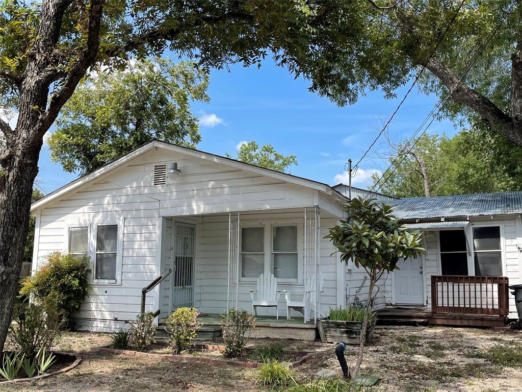 Photo of 1828 W Mill Street SW, New Braunfels, TX 78130 (MLS # 98722210)