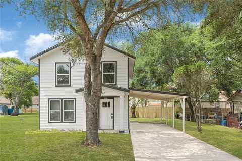 Photo of 507 E 3rd Street, El Campo, TX 77437 (MLS # 49192949)