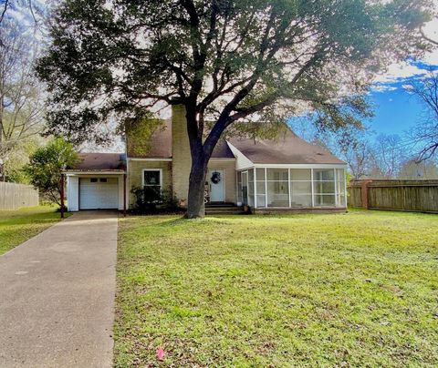 Homes For Sale - 102 N Gordon Drive<br/> Houston County, Crockett, TX 75835