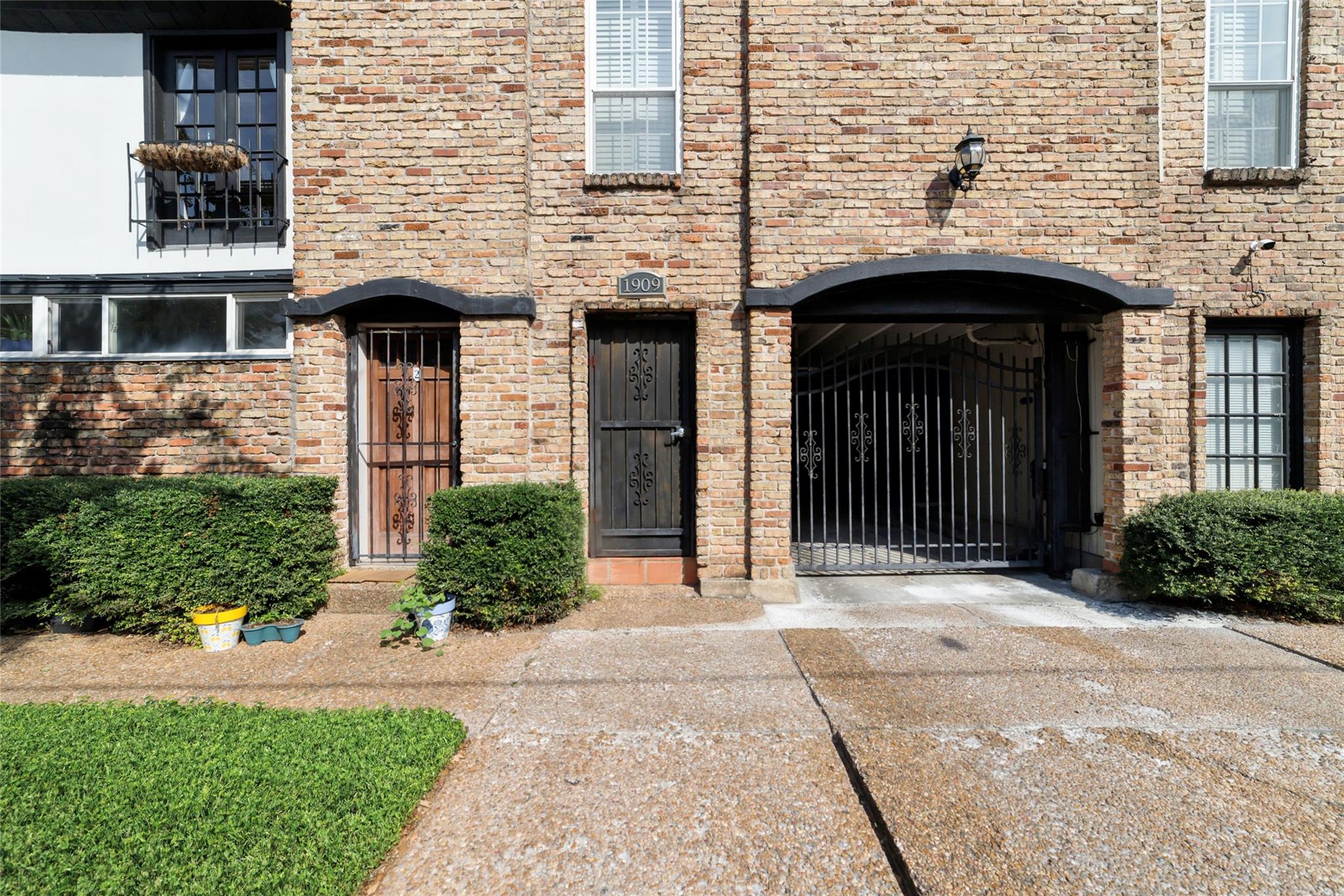 1909 Brun Street 17