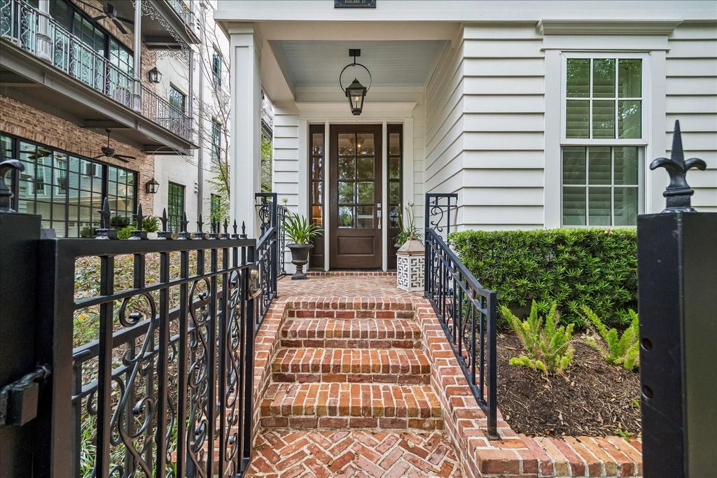 Photo of 1708 Ashland Street, Houston, TX 77008 (MLS # 92874787)