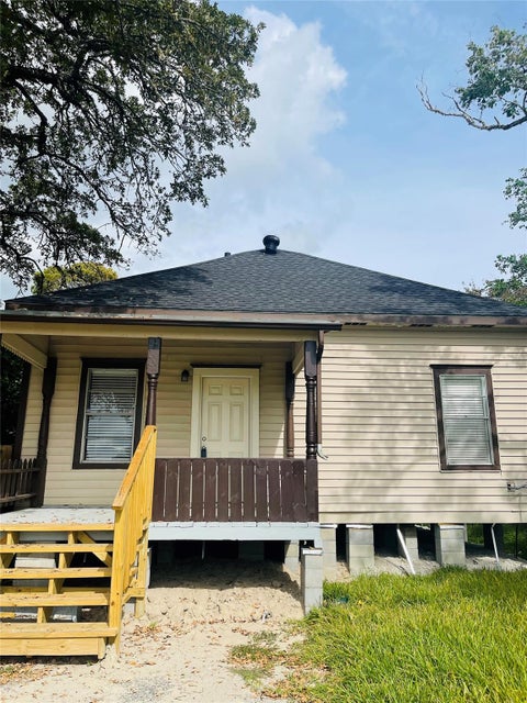 Photo of 1017 S Kansas Street, La Porte, TX 77571 (MLS # 27173816)