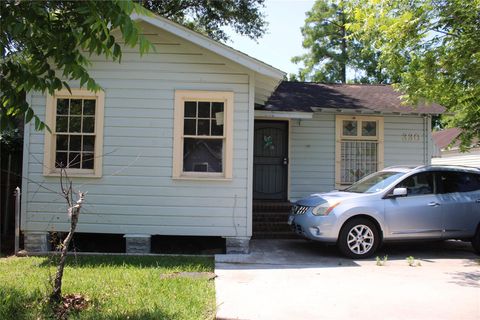 Photo of 330 Dorchester Street, Houston, TX 77022 (MLS # 62349724)