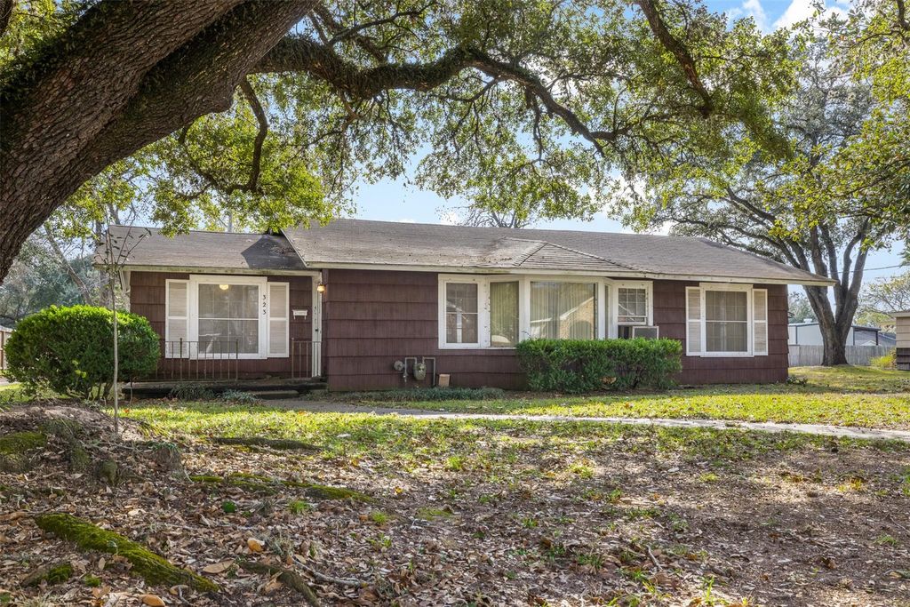 Photo of 323 Harbert Street, Columbus, TX 78934 (MLS # 71777261)