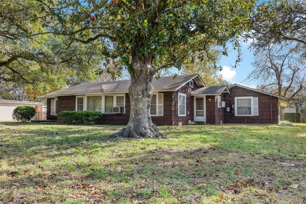 Photo of 323 Harbert Street, Columbus, TX 78934 (MLS # 71777261)