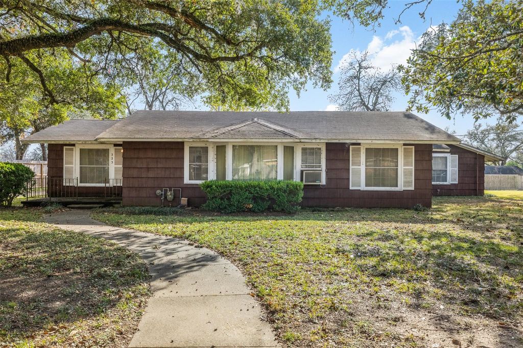 Photo of 323 Harbert Street, Columbus, TX 78934 (MLS # 71777261)