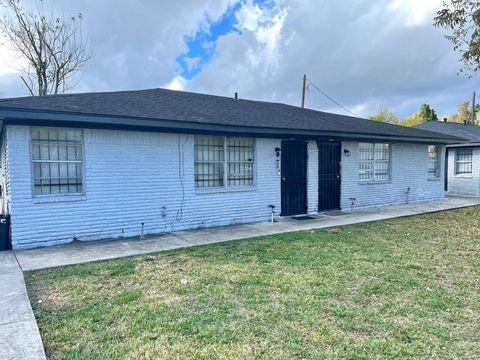 Photo of 5136 Mallow Street #B, Houston, TX 77033 (MLS # 87759423)