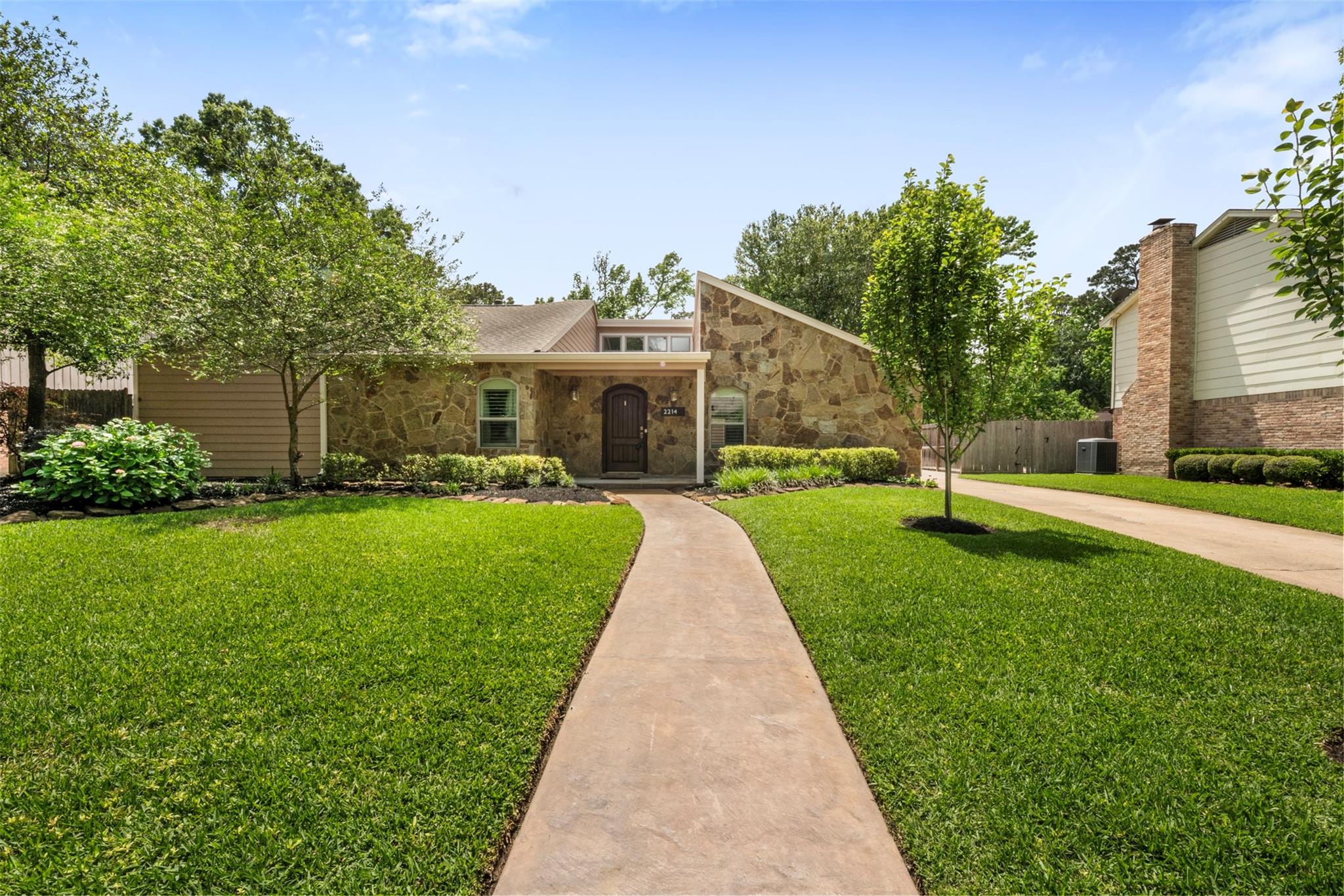 2214 Lakeville Dr Drive